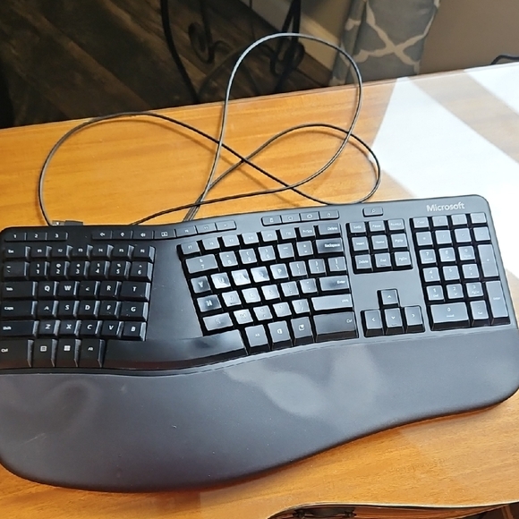 Microsoft Black Ergonomic Keyboard - Picture 1 of 4